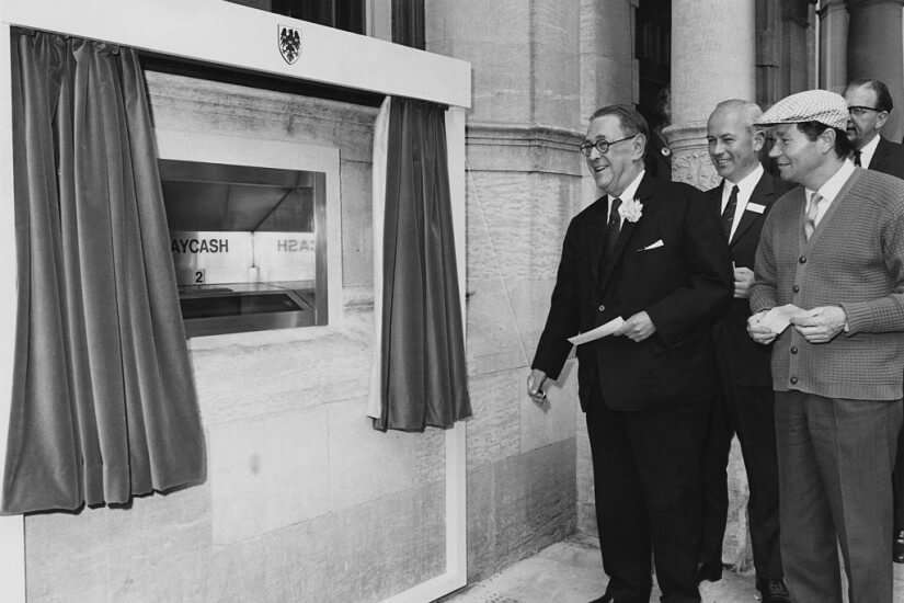 آقای توماس بلاند معاون رئیس بانک بارکلیز، در سال 1967 از اولین دستگاه پول نقد بارکلی رونمایی می کند.